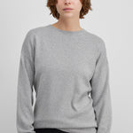 woman wearing a grey long-sleeved crew-neck t-shirt in cotton-cashmere mini rib.