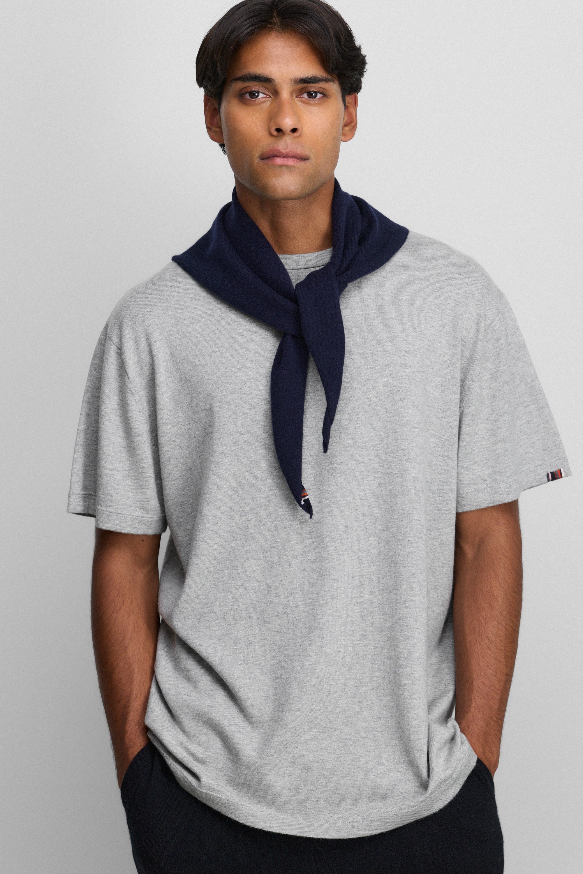 man wearing a light grey oversized short-sleeved cotton-cashmere crewneck t-shirt.
