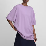 woman wearing a lavender purple oversized short-sleeved cotton-cashmere crewneck t-shirt.